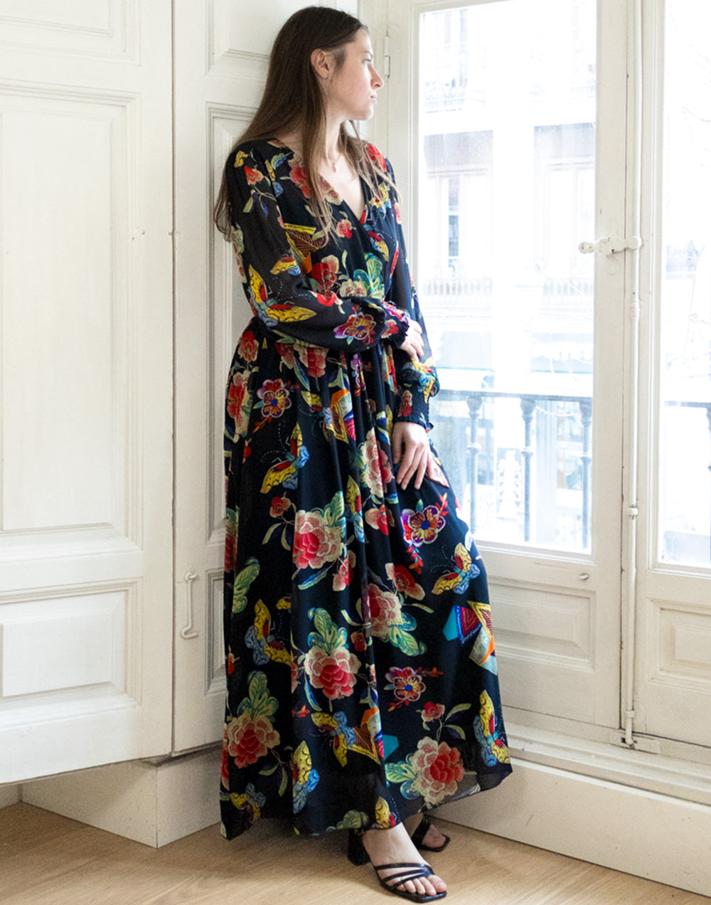 Vestido largo de gasa negro con flores rojas y multicolor muestrarios de ropa y moda de mujer vestir bien ideas invitada perfecta ideal