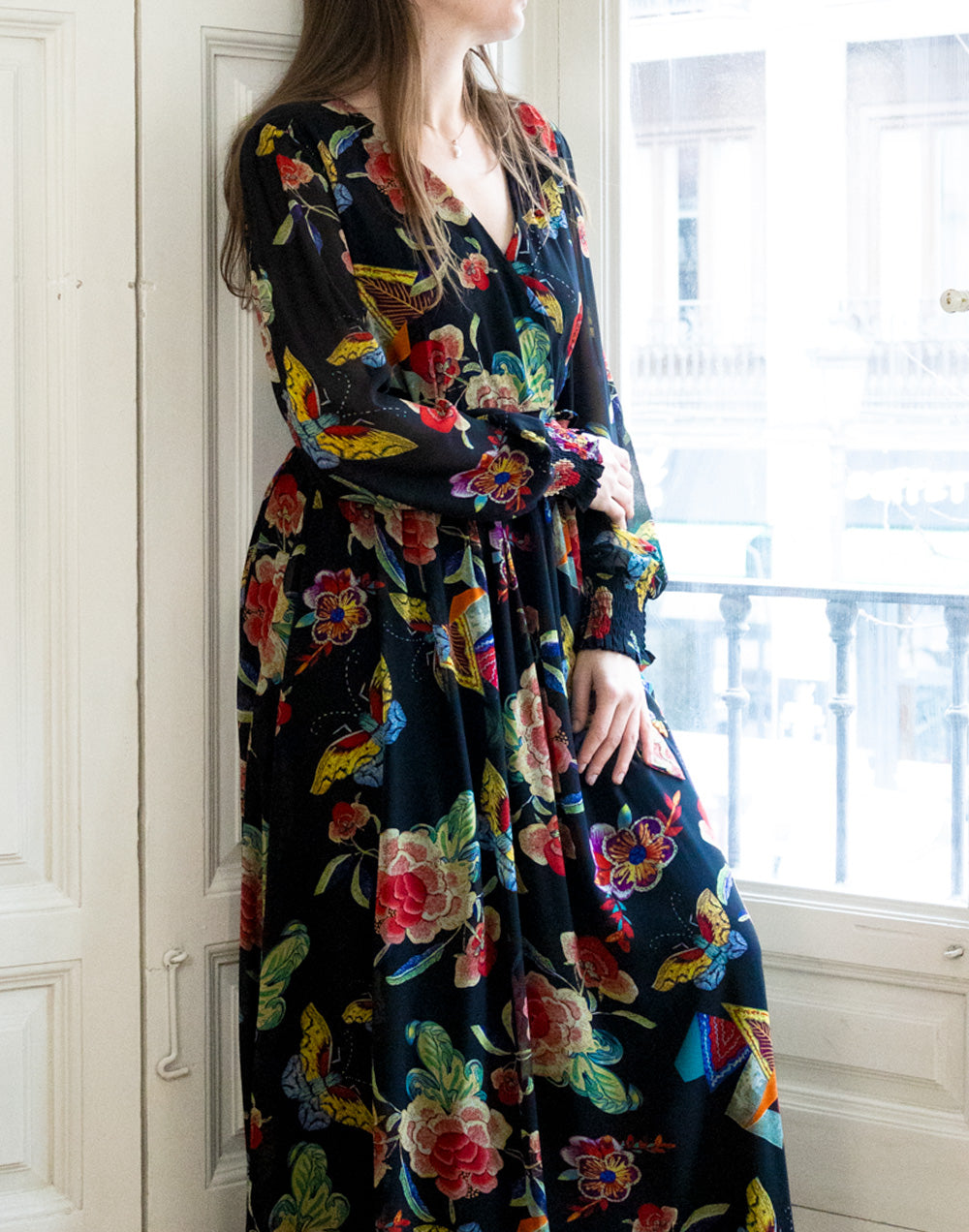 Vestido largo de gasa negro con flores rojas y multicolor muestrarios de ropa y moda de mujer vestir bien ideas invitada perfecta ideal