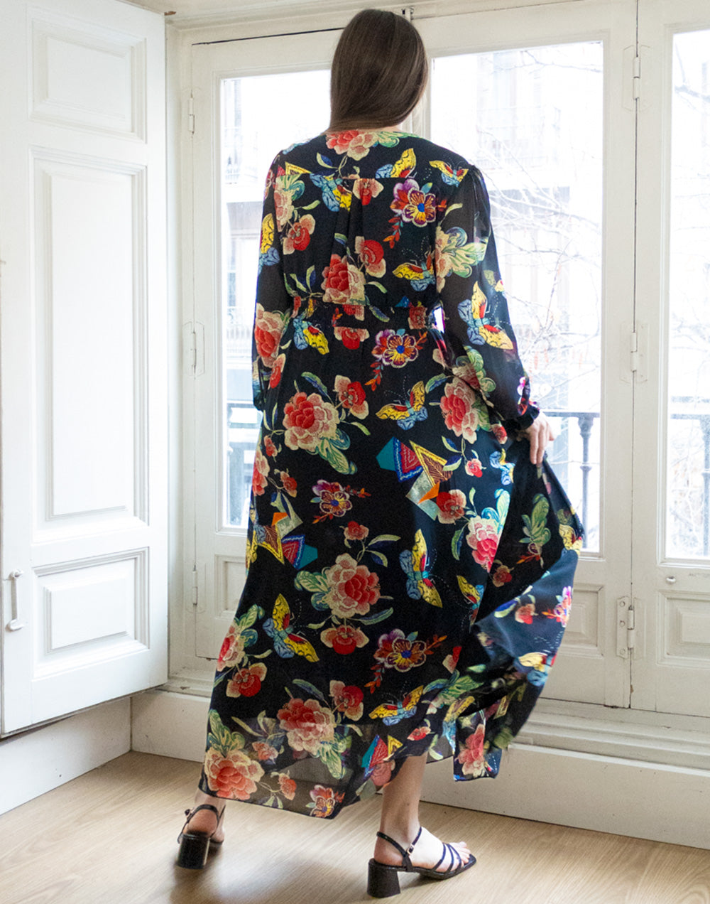 Vestido largo de gasa negro con flores rojas y multicolor muestrarios de ropa y moda de mujer vestir bien ideas invitada perfecta ideal