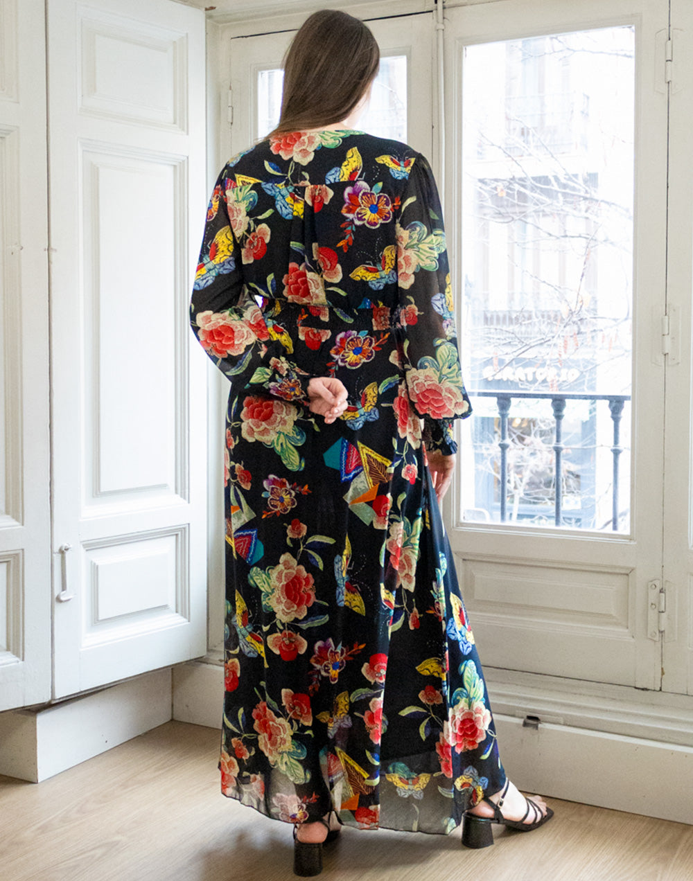 Vestido largo de gasa negro con flores rojas y multicolor muestrarios de ropa y moda de mujer vestir bien ideas invitada perfecta ideal