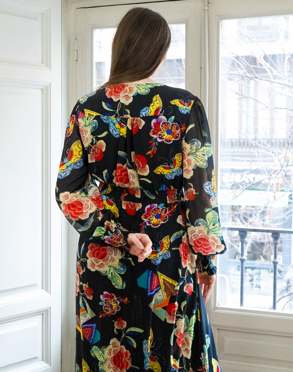 Vestido largo de gasa negro con flores rojas y multicolor muestrarios de ropa y moda de mujer vestir bien ideas invitada perfecta ideal