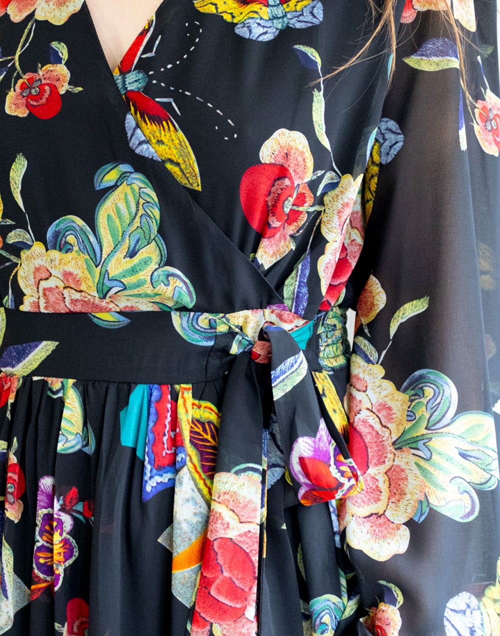 Vestido largo de gasa negro con flores rojas y multicolor muestrarios de ropa y moda de mujer vestir bien ideas invitada perfecta ideal