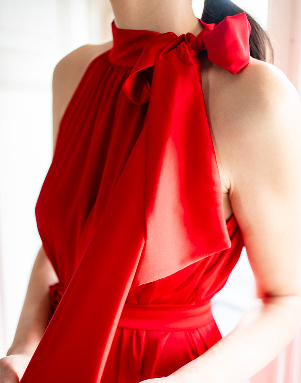 Vestido largo de satén rojo lazada al cuello muestrarios de ropa y moda de mujer invitada ideal perfecto