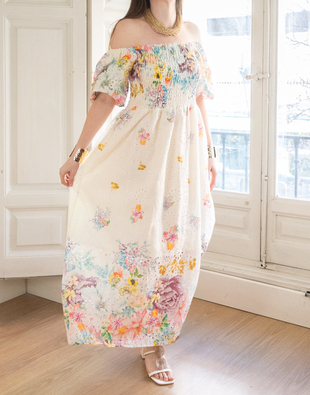 Vestido largo nido de abeja bordado inglés con flores multicolor muestrarios de ropa y moda invitada ideal