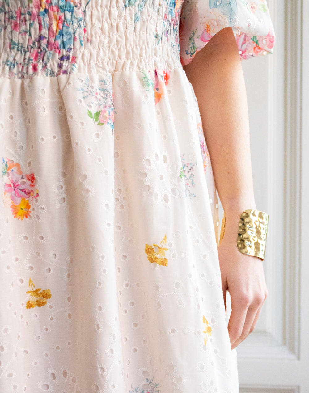 Vestido largo nido de abeja bordado inglés con flores multicolor muestrarios de ropa y moda invitada ideal