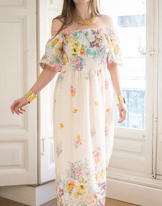 Vestido largo nido de abeja bordado inglés con flores multicolor muestrarios de ropa y moda invitada ideal
