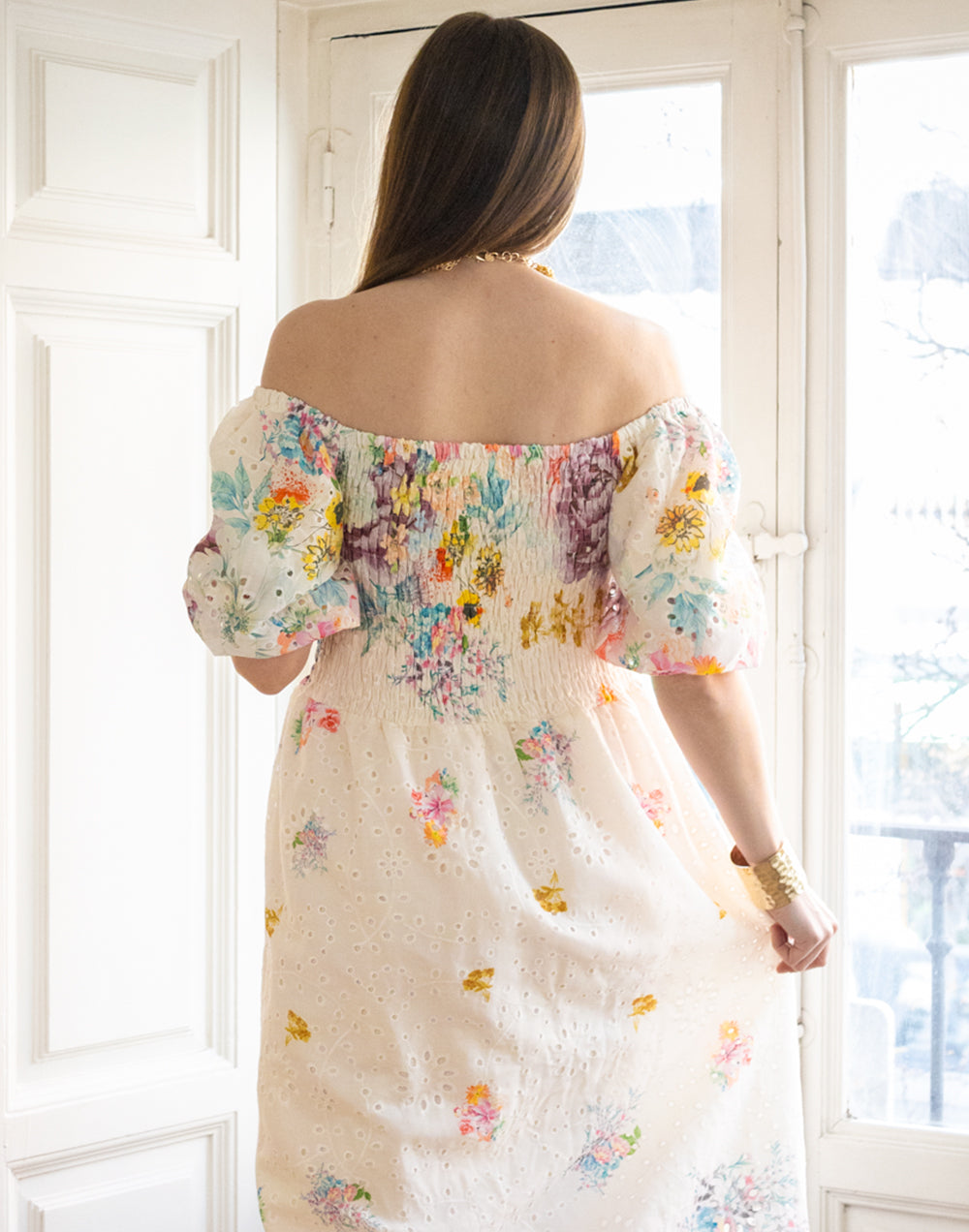 Vestido largo nido de abeja bordado inglés con flores multicolor muestrarios de ropa y moda invitada ideal