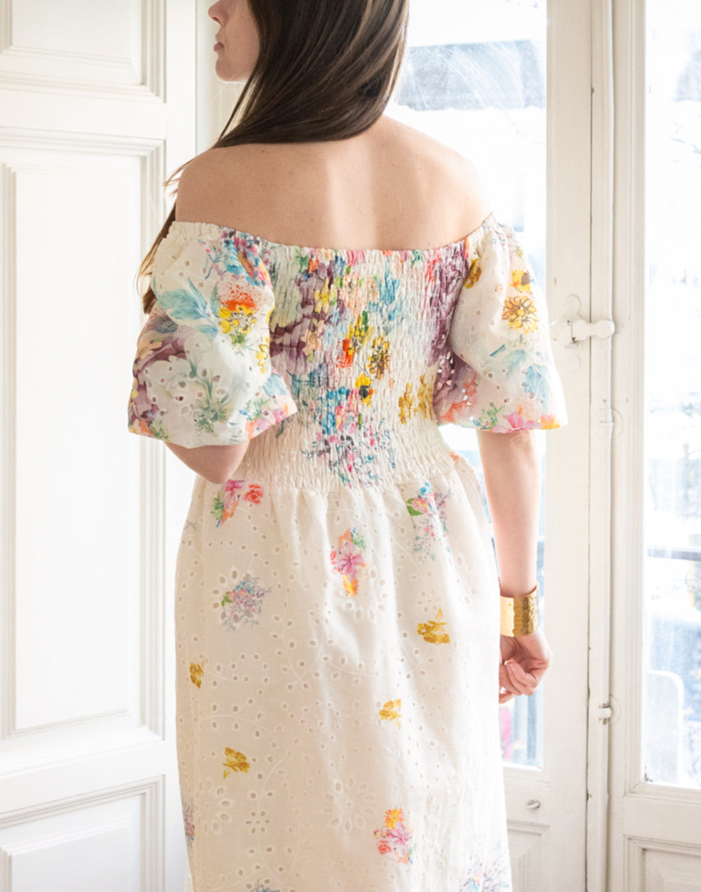 Vestido largo nido de abeja bordado inglés con flores multicolor muestrarios de ropa y moda invitada ideal