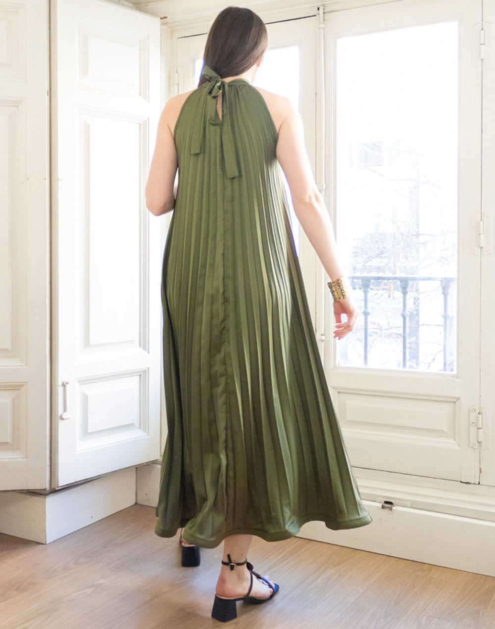 Vestido largo plisado verde oliva  muestrarios de ropa y moda de moda de mujer vestir bien ideas de invitada de mujer