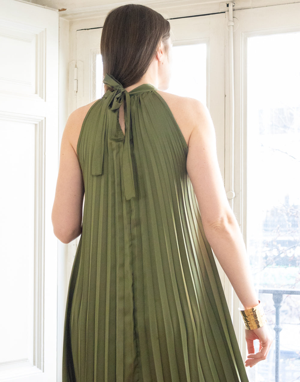Vestido largo plisado verde oliva  muestrarios de ropa y moda de moda de mujer vestir bien ideas de invitada de mujer