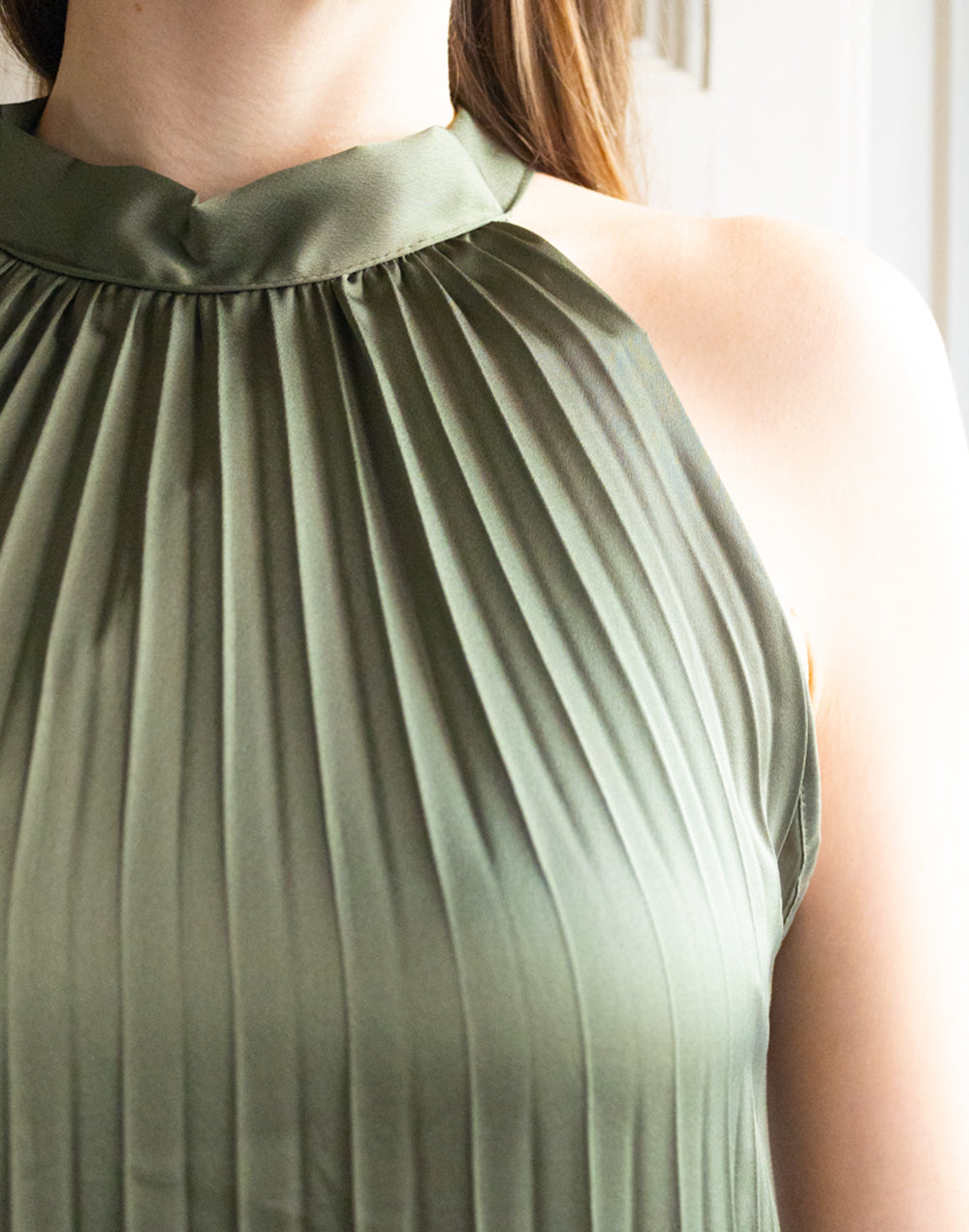 Vestido largo plisado verde oliva  muestrarios de ropa y moda de moda de mujer vestir bien ideas de invitada de mujer