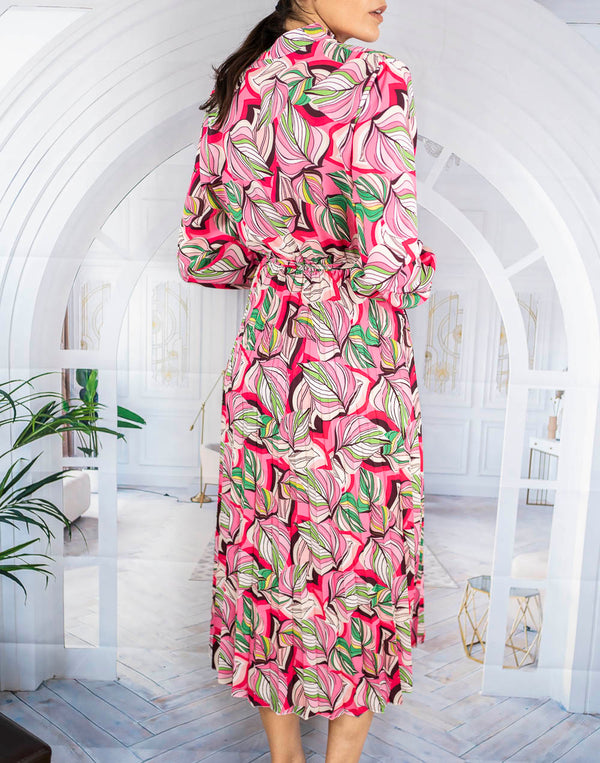 Vestido midi con falda plisada y estampado vegetal rosa muestrarios de moda ropa mujer vestir bien invitada ideal