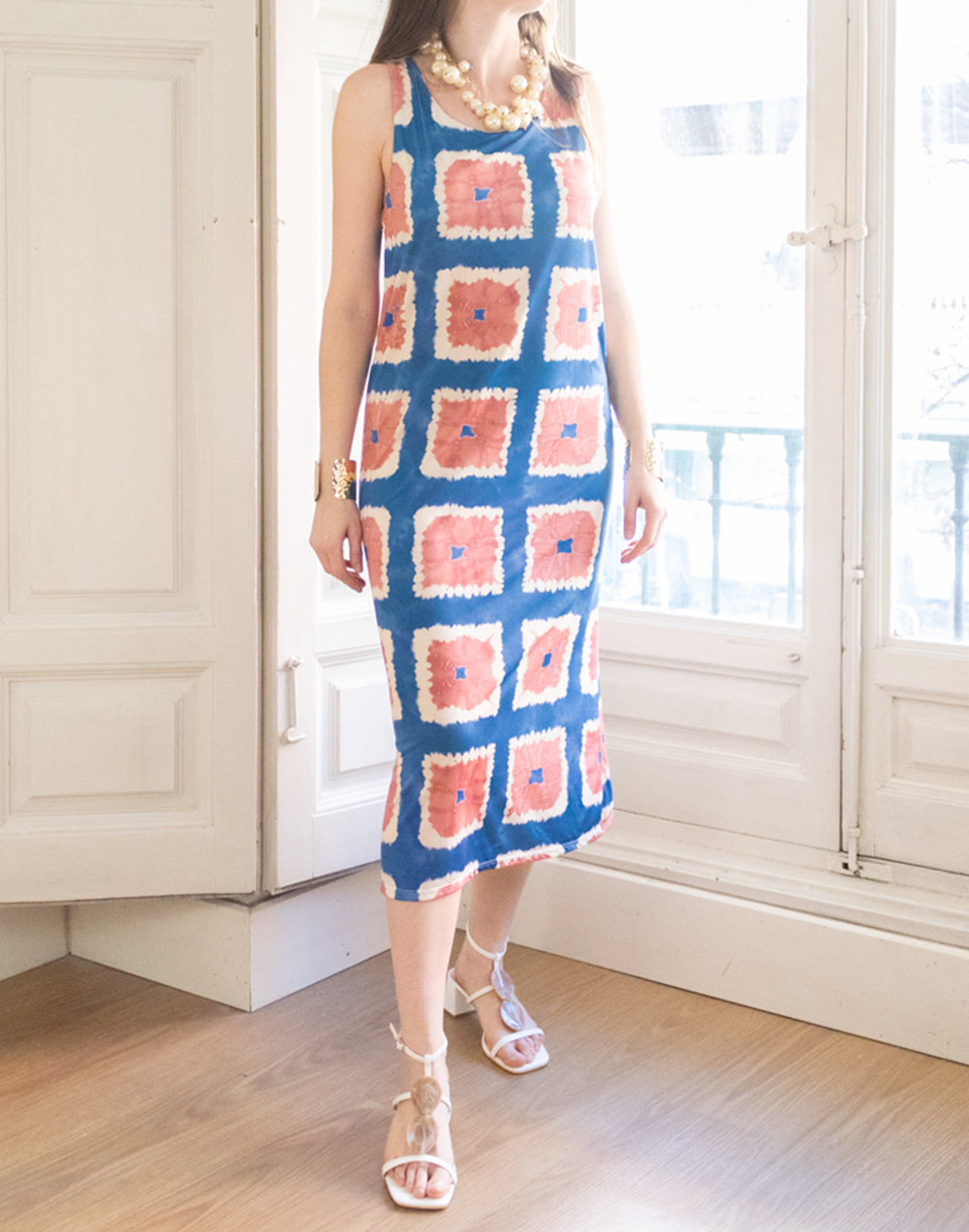 Vestido midi estampado tie dye de cuadros azul y rosa muestrarios de ropa y moda de mujer ideas de invitada ideal perfecta