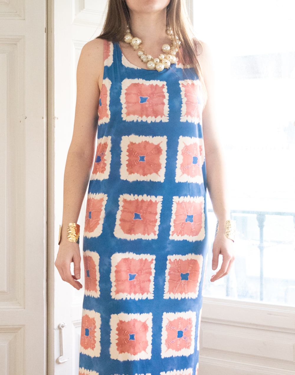 Vestido midi estampado tie dye de cuadros azul y rosa muestrarios de ropa y moda de mujer ideas de invitada ideal perfecta