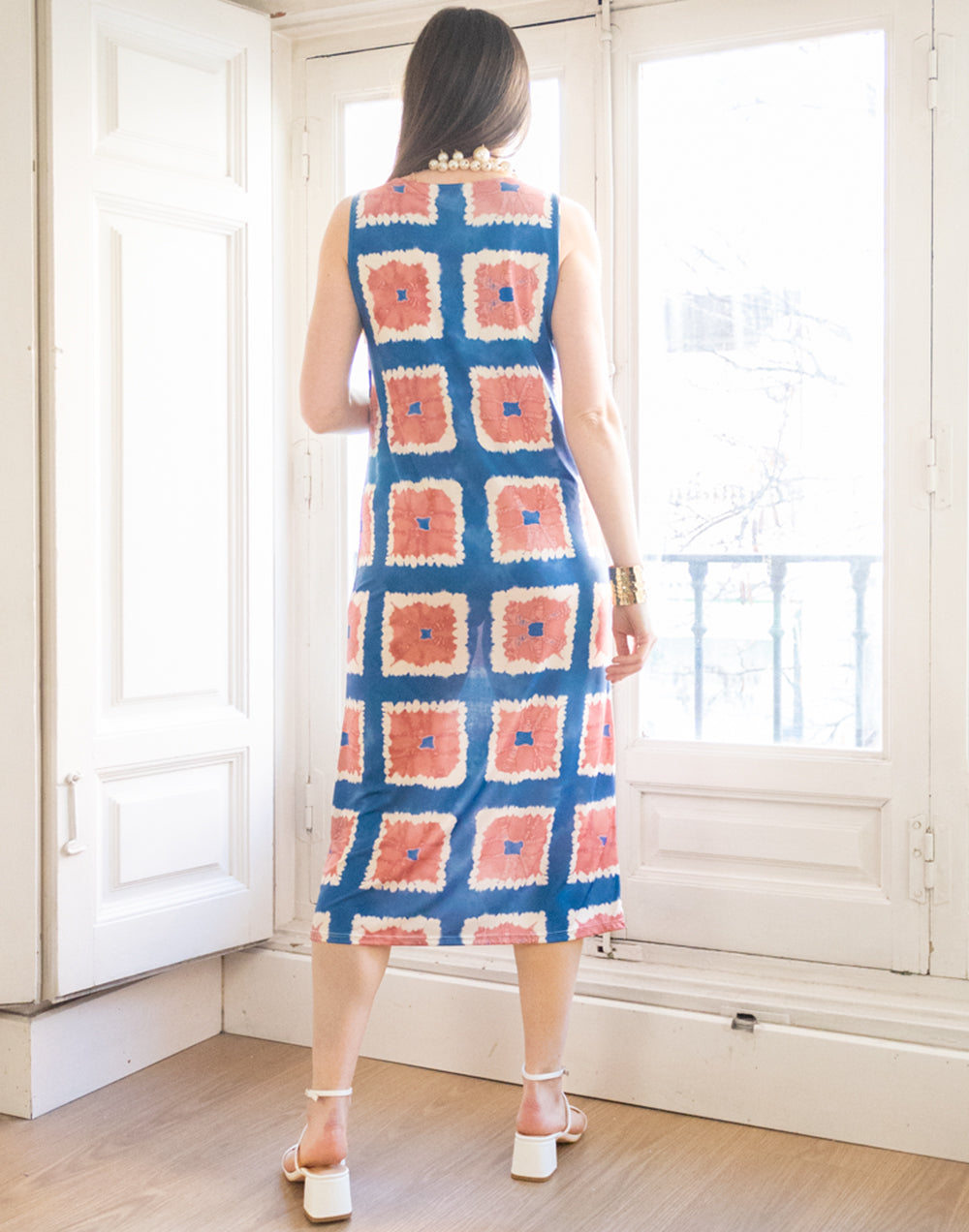 Vestido midi estampado tie dye de cuadros azul y rosa muestrarios de ropa y moda de mujer ideas de invitada ideal perfecta