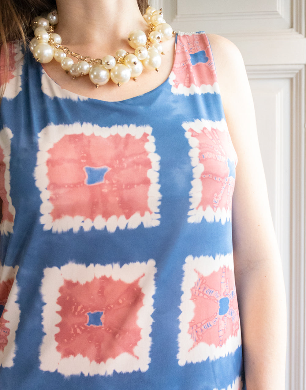 Vestido midi estampado tie dye de cuadros azul y rosa muestrarios de ropa y moda de mujer ideas de invitada ideal perfecta