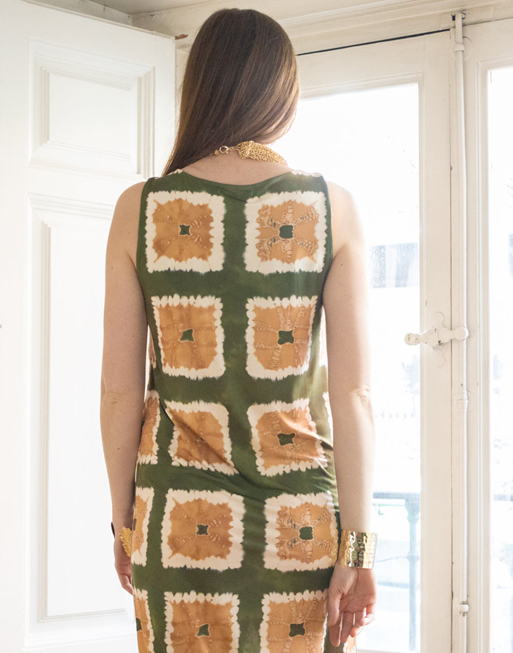 Vestido midi estampado tie dye de cuadros verde y beige muestrarios de ropa y moda de mujer vestir invitada ideal