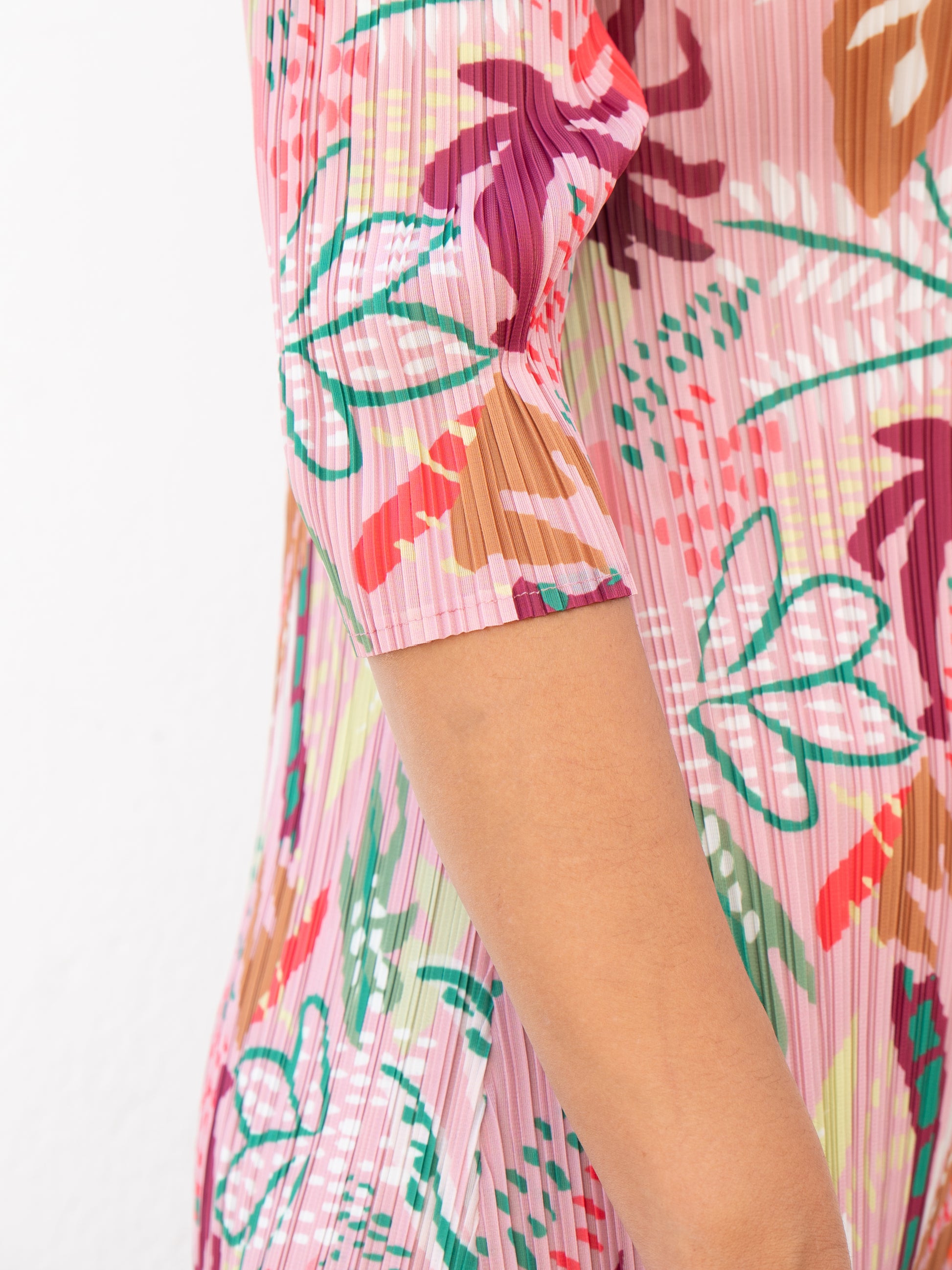 Vestido plisado floral rosa muestrarios de ropa y moda de mujer vestir bien con talla grande colección invitada 