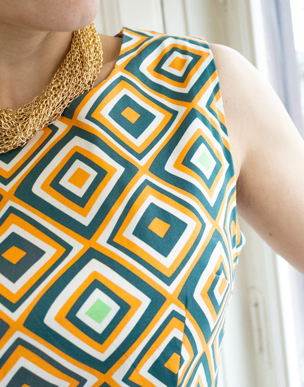 Vestido recto de verano estampado rombos verde y mostaza muestrarios de ropa y moda de mujer vestir bien mujer mediana edad