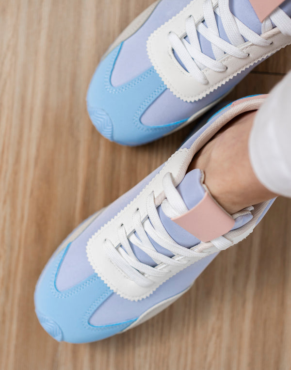 Zapatillas deportivas estilo retro azul claro muestrarios de ropa y moda de mujer accesorios y calzado