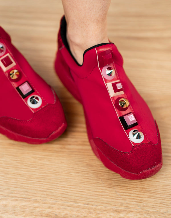 Zapatillas deportivas rojas con pinchos de colores muestrarios de ropa y moda de mujer vestir bien tenis
