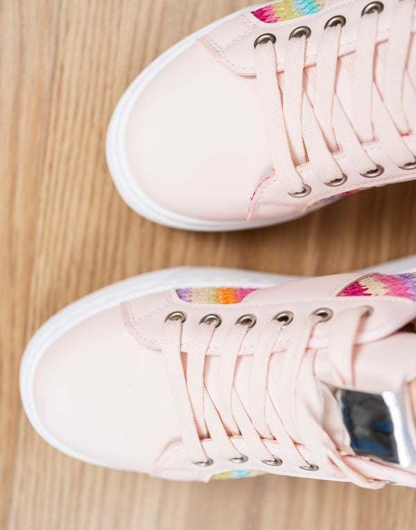 Zapatillas deportivas rosa con diseño rafia muestrarios de ropa y accesorios de mujer vestir bien