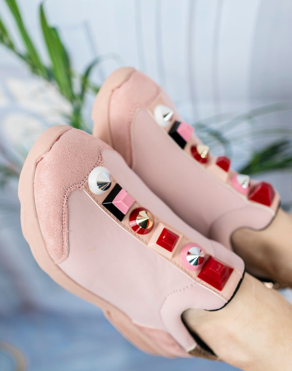 Zapatillas deportivas rosas con pinchos de colores muestrarios de ropa y moda de mujer vestir bien