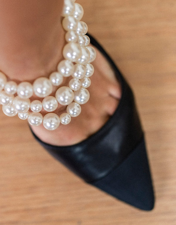 Zapato negro de tacón destalonado con perlas muestrarios de moda y accesorios de mujer