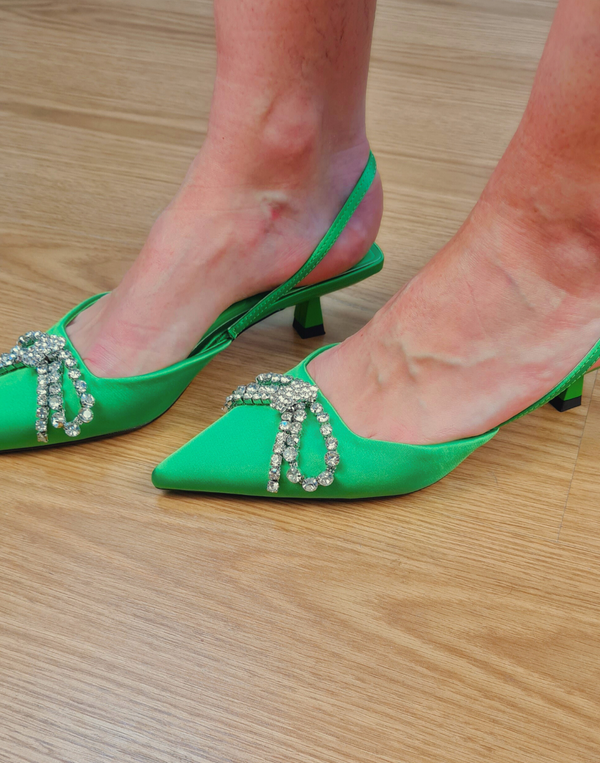 Zapato salón destalonado en raso verde pistacho con kitten heel muestrarios de ropa y accesorios de mujer