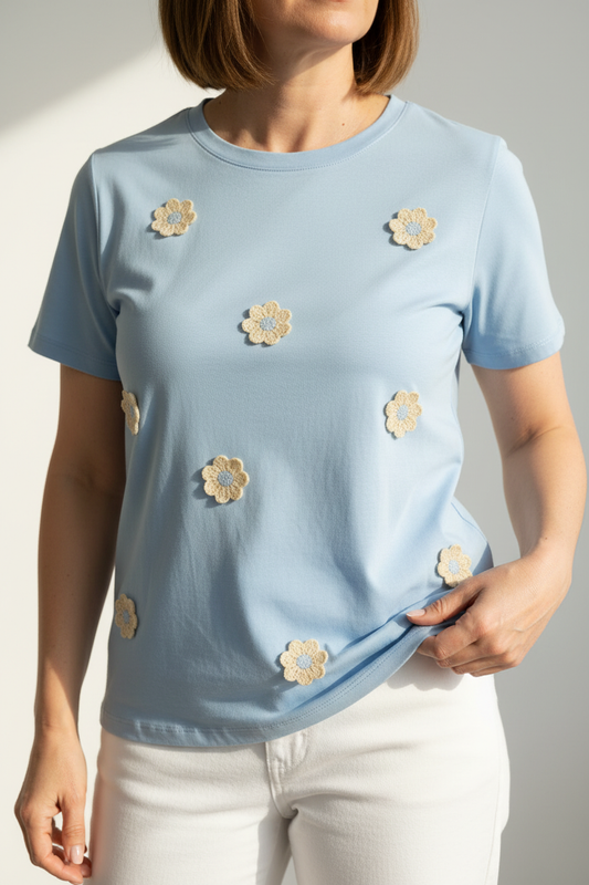 Camiseta flores bordadas azul