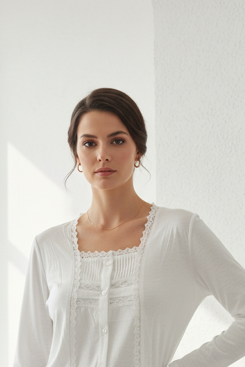 Camisa blanca con encaje escote cuadrado