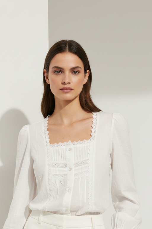 Camisa blanca con encaje escote cuadrado