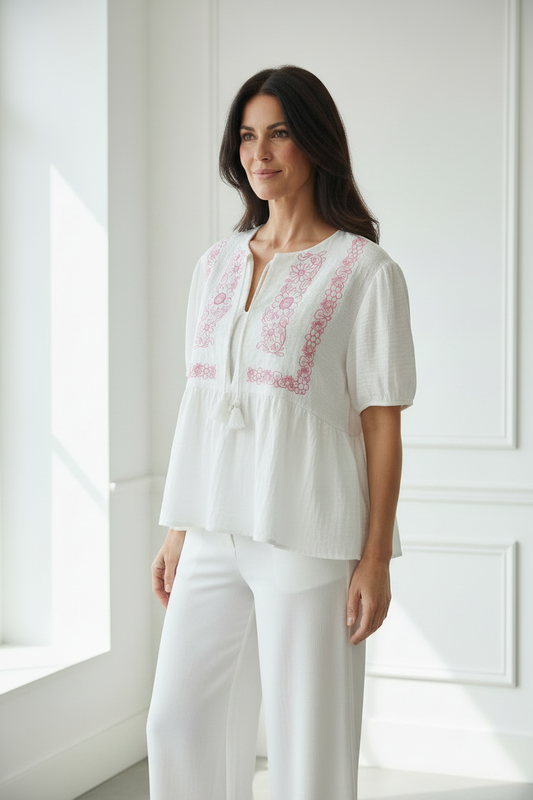 Blusa bordado rosa vista lateral