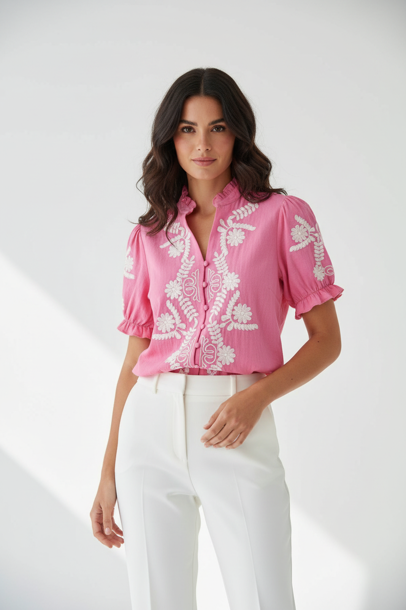 Blusa rosa bordada en modelo