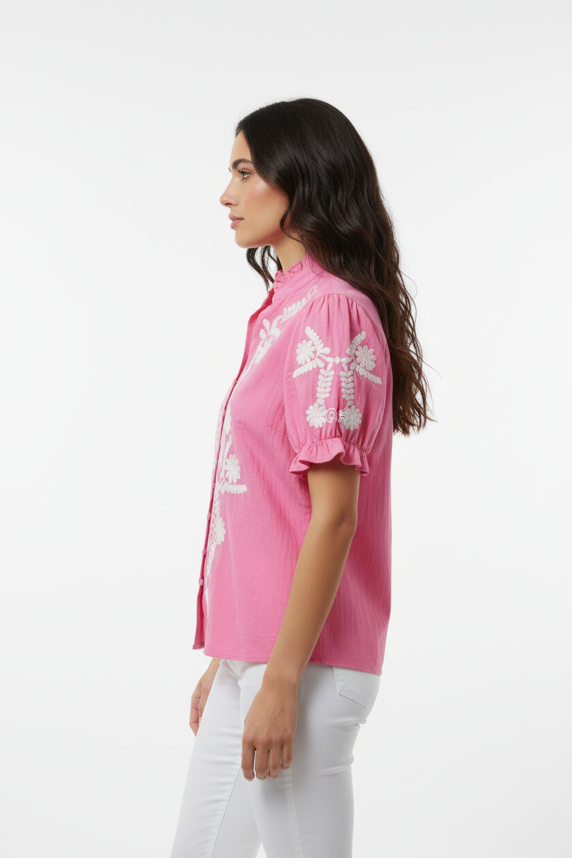 Blusa rosa bordada modelo de lado
