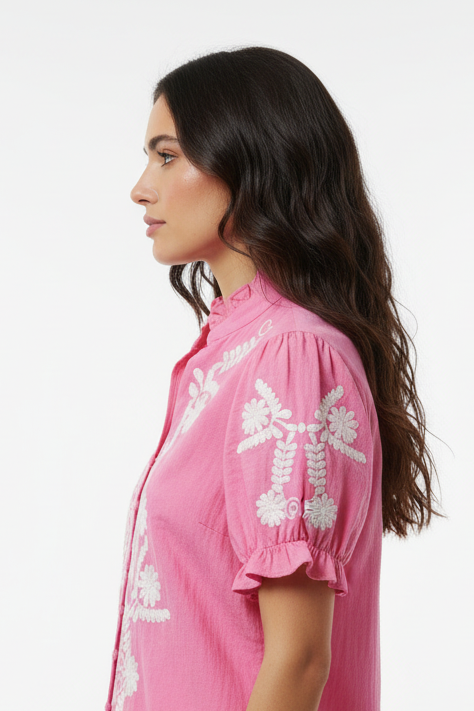 Camisa rosa clara con manga corta con bordado blanco
