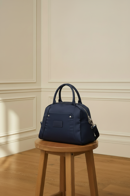 Bolso azul marino tres cuartos