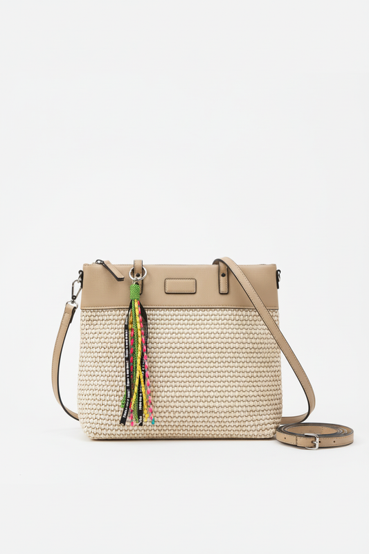 Bolso de rafia con fondo blanco