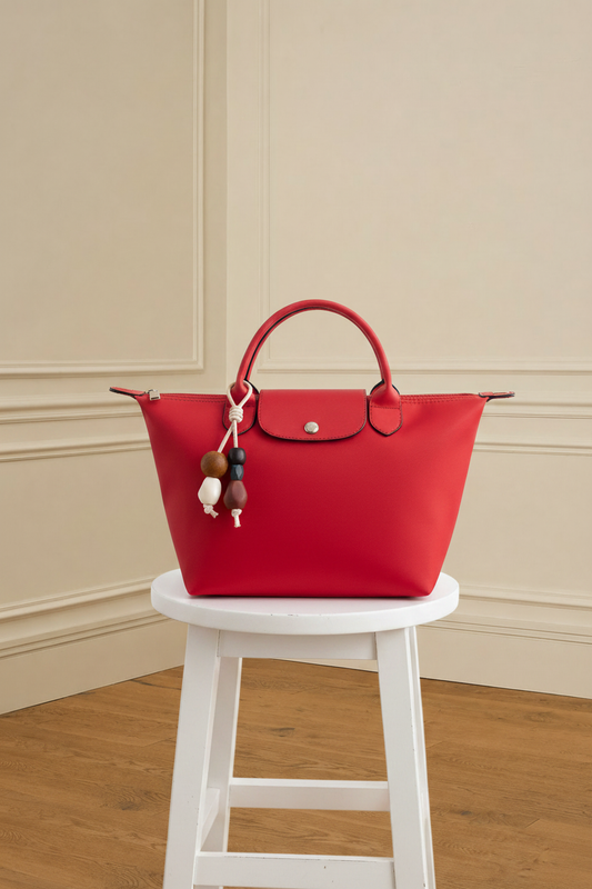 Bolso tote rojo habitación beige v2