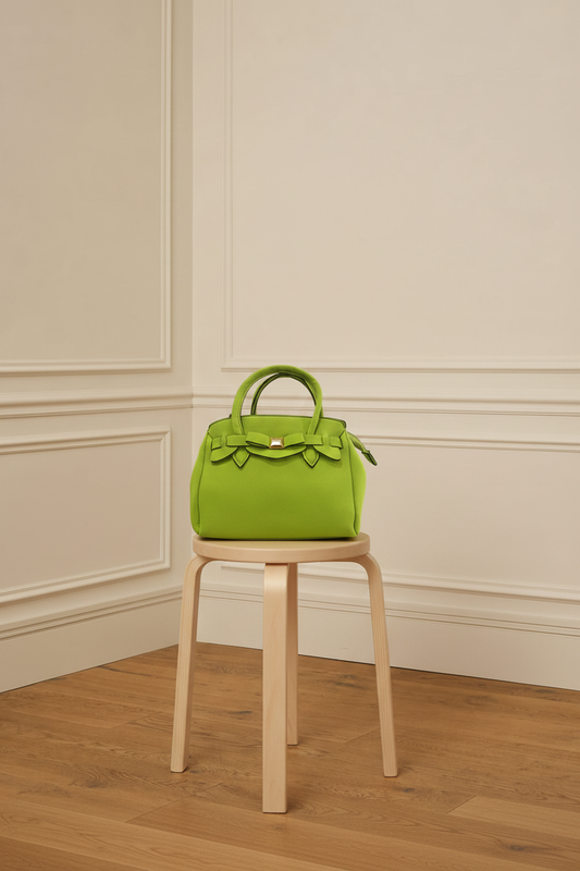Bolso verde lima sobre taburete