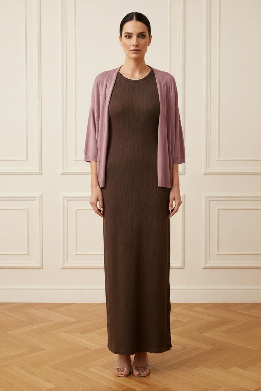 Cárdigan rosa + vestido marrón maxi