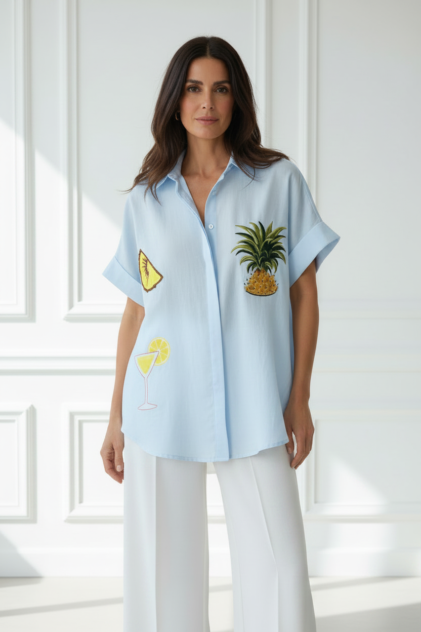 Camisa azul cielo bordados piña cóctel modelo española