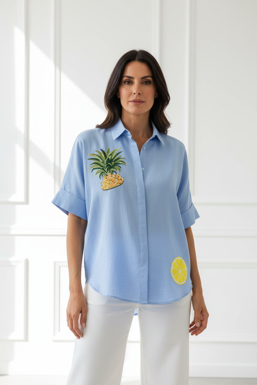 Camisa azul cielo bordados piña modelo española