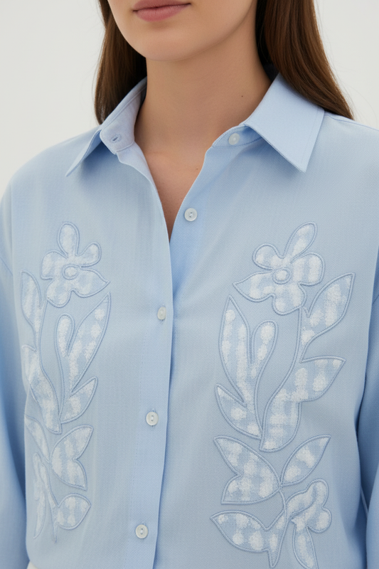 Camisa azul claro con bolsillos - detalle