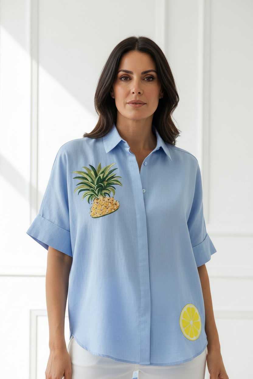 Camisa azul piña detalle
