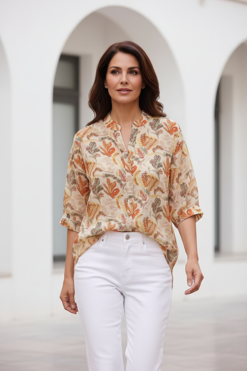 Camisa beige estampado - modelo madura fondo arquitectónico