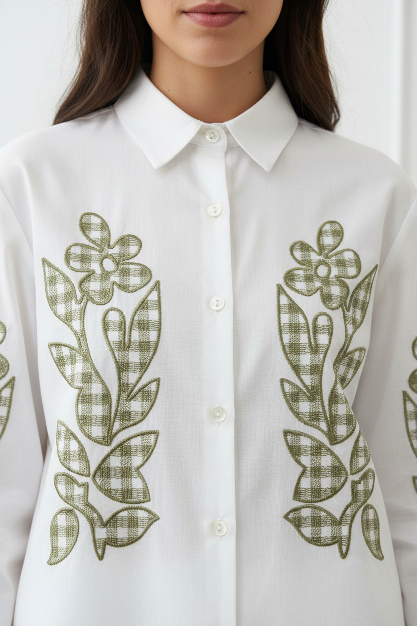 Camisa blanca con bordado verde kaki - detalle