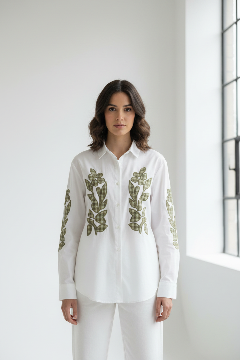 Camisa blanca con bordado verde kaki - frontal