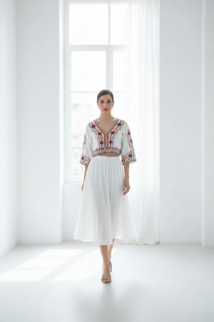 Camisa bordada entallada con falda plisada blanca