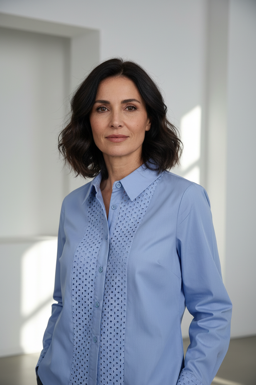 Camisa CA-5186 azul modelo española fondo arquitectónico